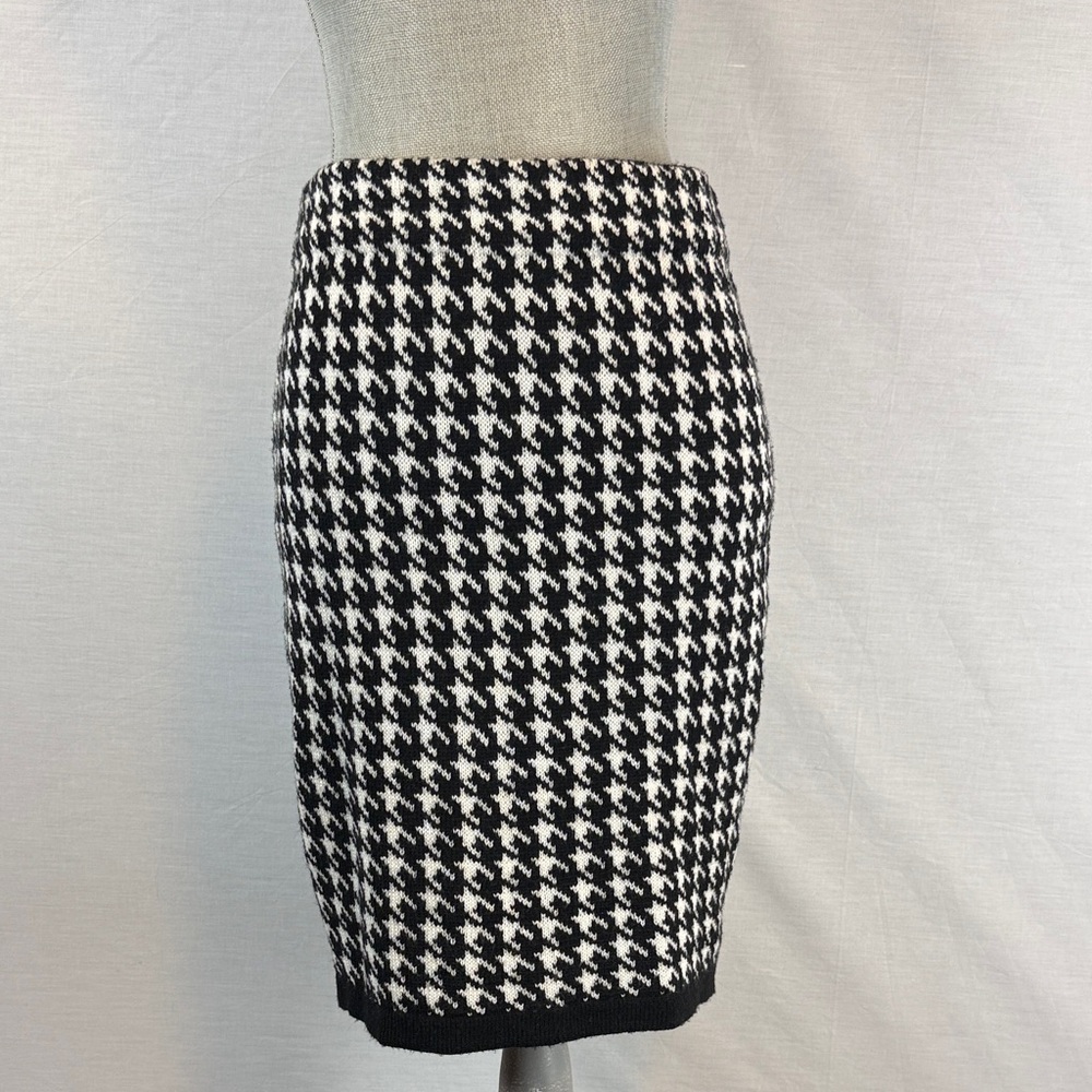 BCBGMaxAzria Black & White Houndstooth Pencil Skirt – Elegant Classic
